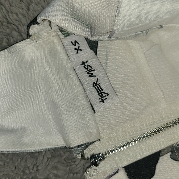 Like New! Tiger Mist Floral Plunge Dress - Picture 7 of 11